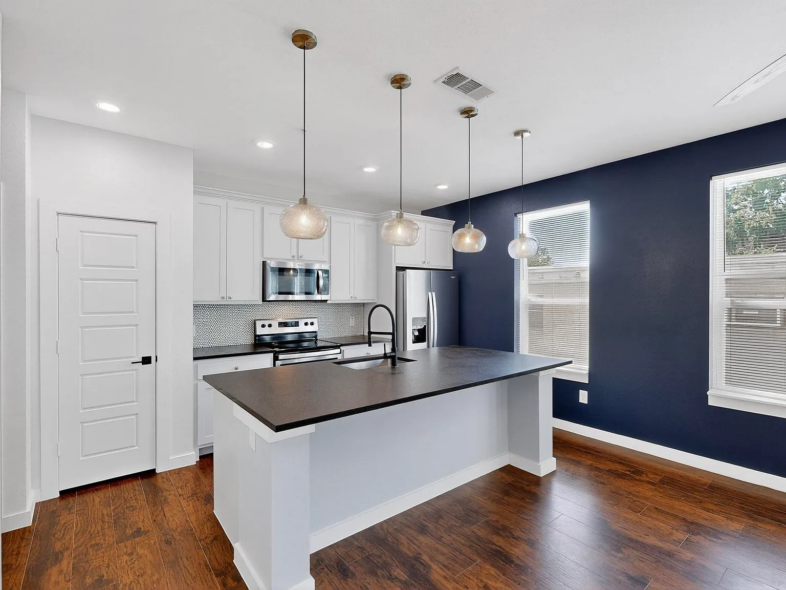 Studio, 558 sqft, $1,450 — Photo 3