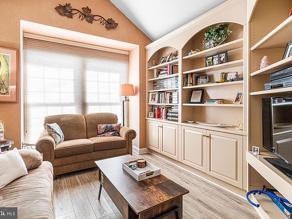 5th image of 216 Linden Dr #216