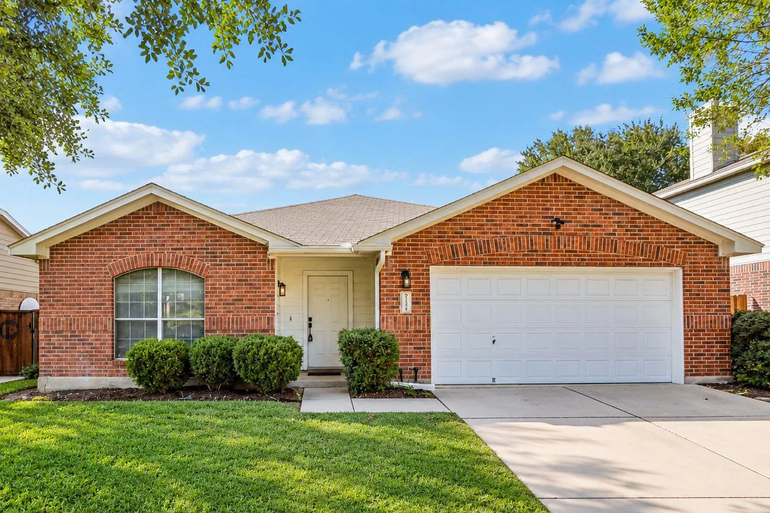 4 bed, 2.0 bath, 2011 sqft, $1,950 — Photo 2