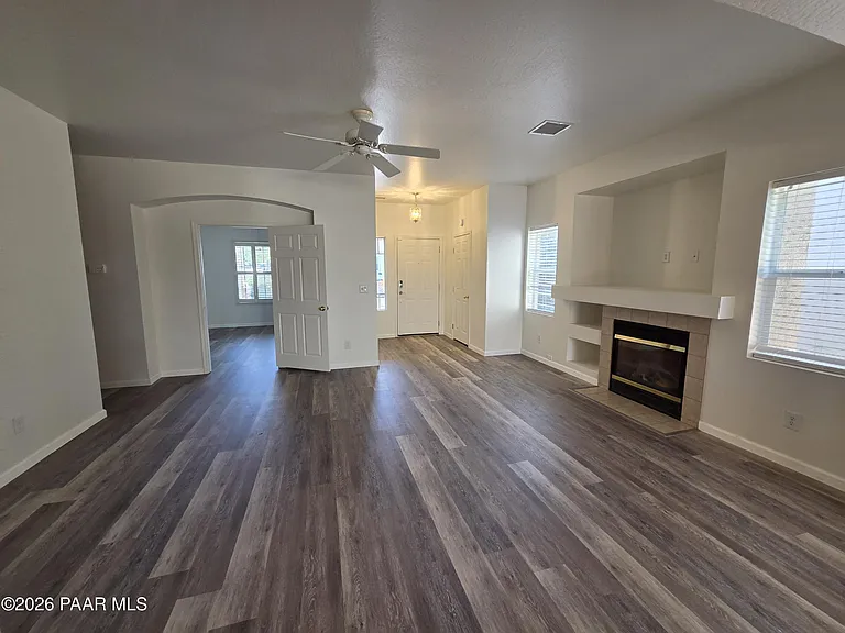 556 N Robles St — Photo 4