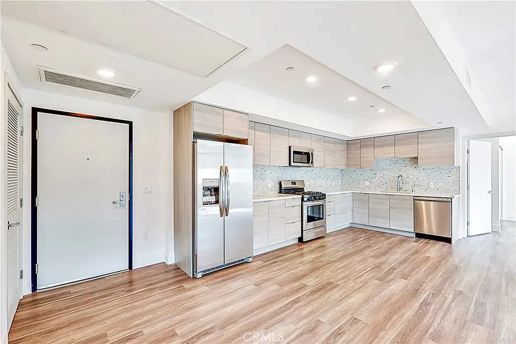2 bed, 1100 sqft, $3,895 — Photo 3