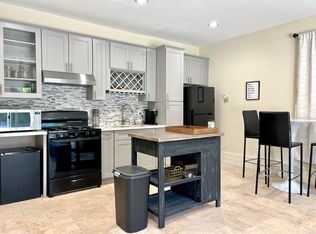 17401 Raymer St, Northridge, CA 91325