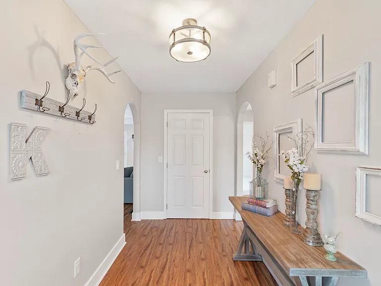 305 Lake Dr — Photo 3