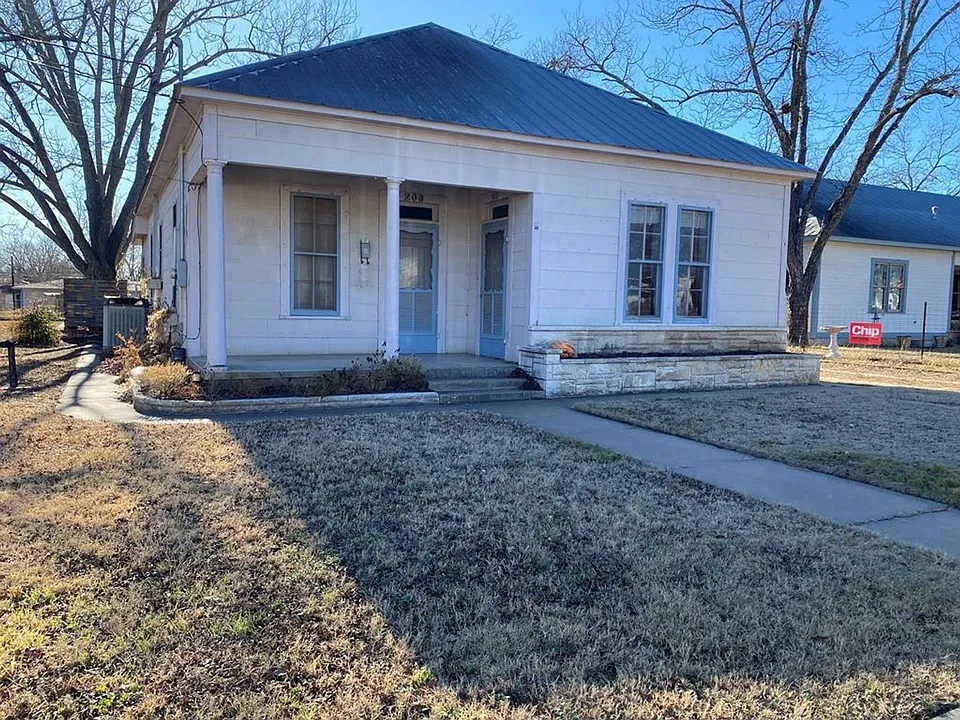 209 W Hackberry St