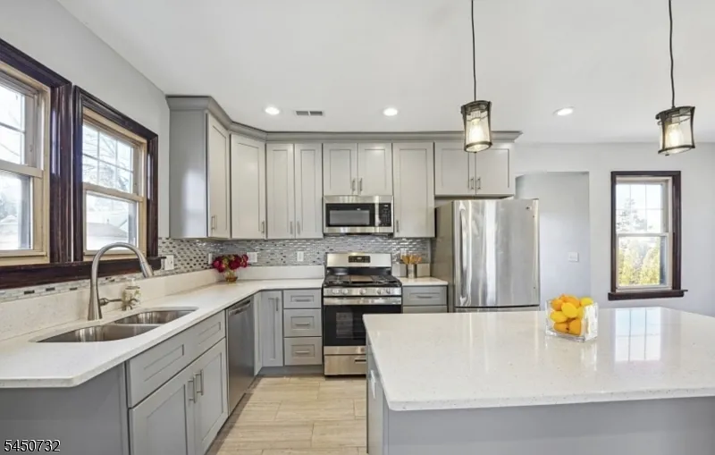 3 bed, 2.0 bath, $3,200 — Photo 2