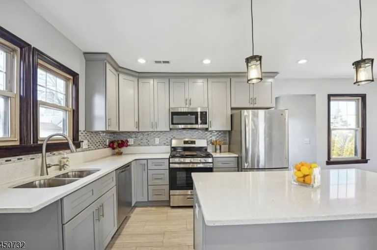 1252 Magnolia Pl — Photo 2
