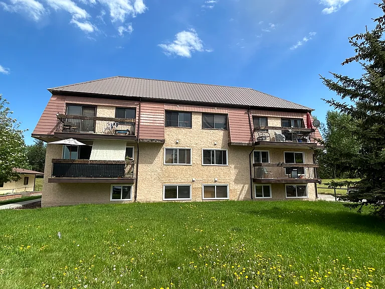 129 Centre St S #1 — Photo 2
