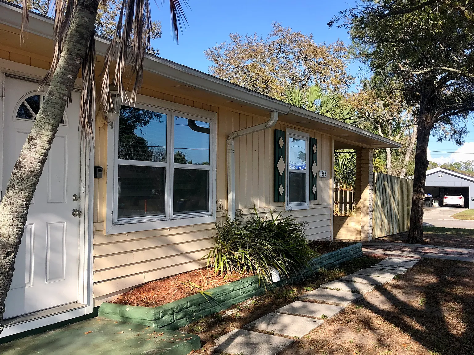 3 bed, 1250 sqft, $1,900 — Photo 1