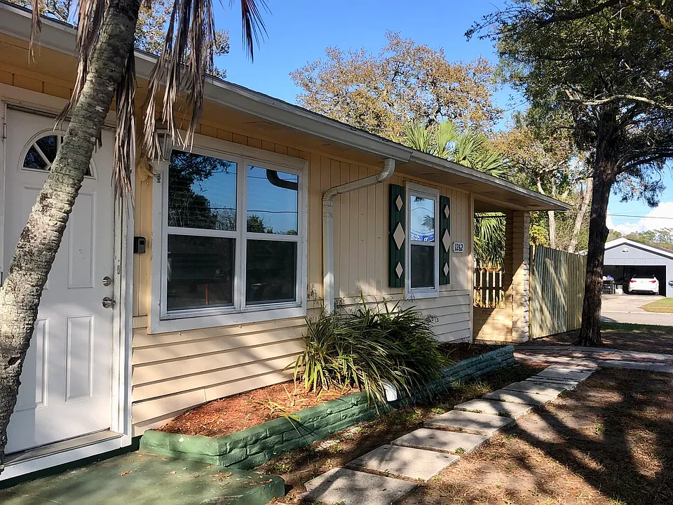 1262 Palmetto St