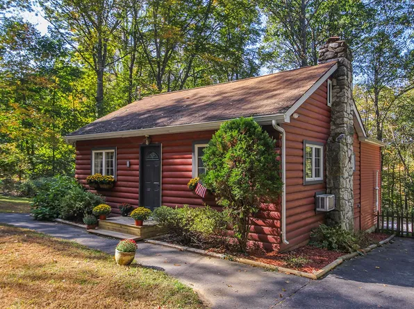 10 McGregor Ln, Crompond, NY 10547