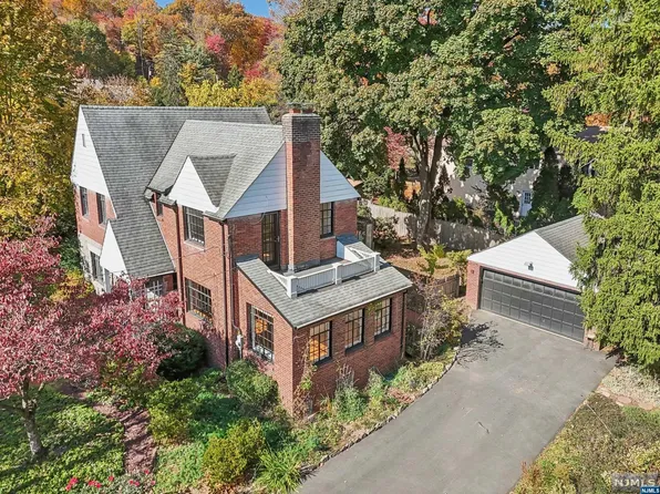 6 Willow St, Woodcliff Lake, NJ 07677