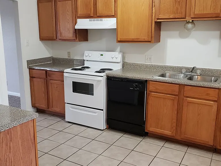 Sunset Grove Apartments — Photo 15