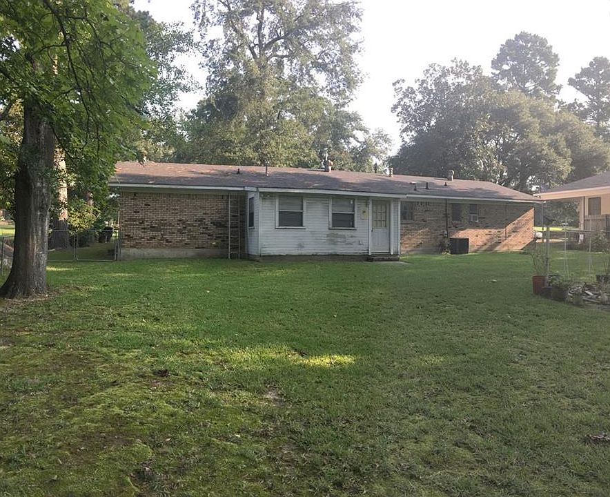 2nd image of 1811 Shady Ln