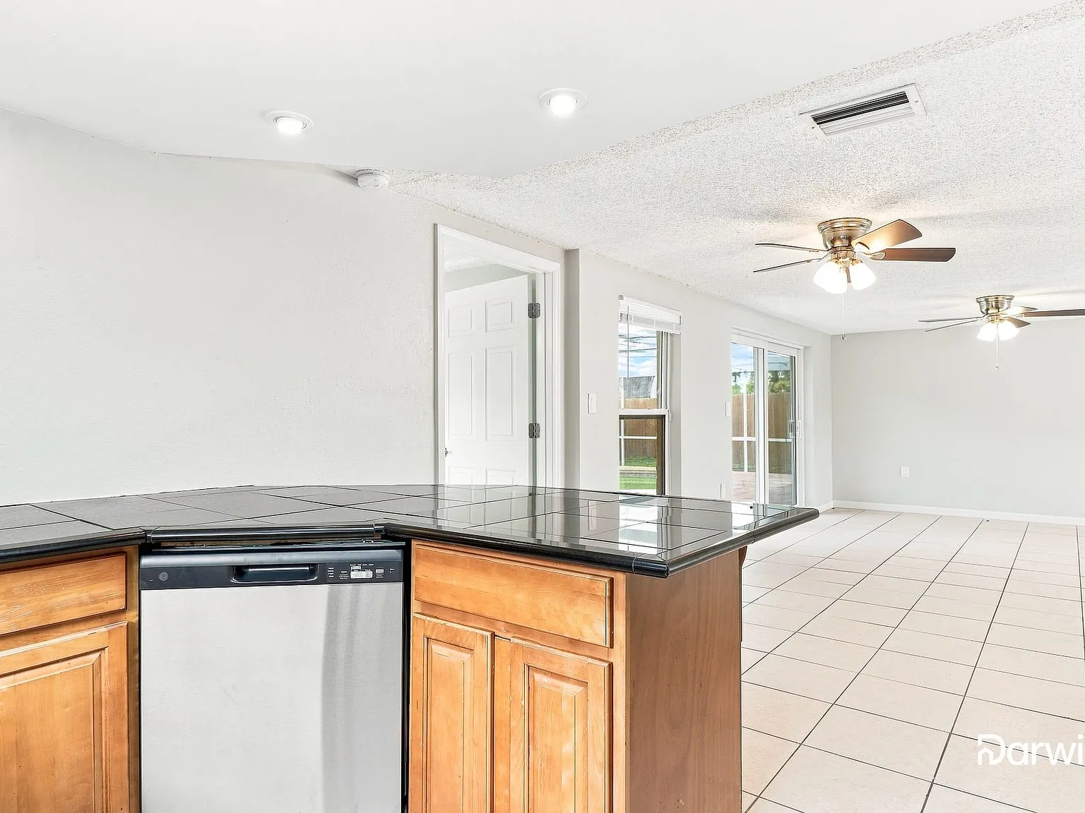 3 bed, 2.0 bath, 1442 sqft, $2,145 — Photo 3