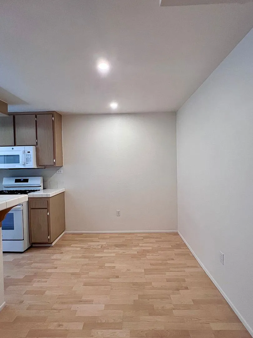 Spacious 2 Bed, 2 Bath North Park Apartment with In-Unit Laundry + Parking! — Photo 4