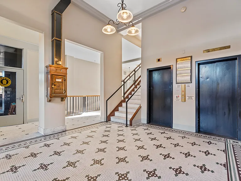 Idaho Building Apartments — Photo 16