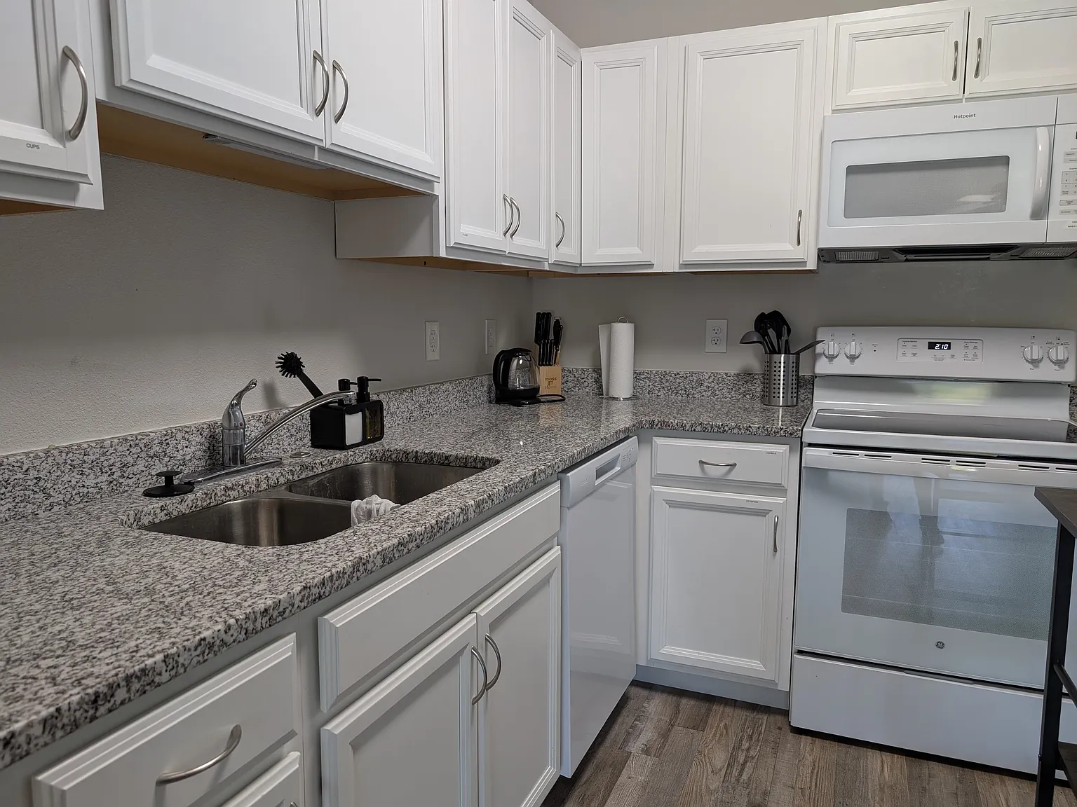 2 bed, 1008 sqft, $2,300 — Photo 4