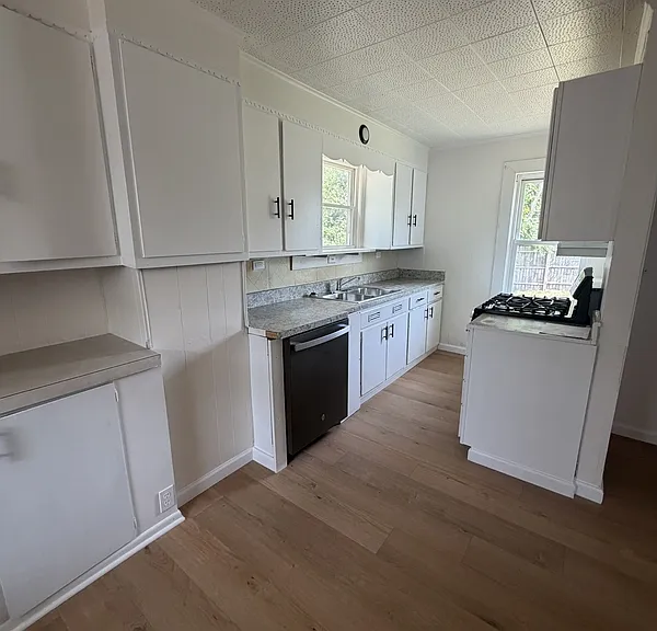 9805 Nelson Ave — Photo 3