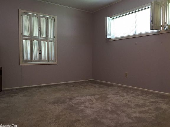3rd image of 605 W Heynecker Ave