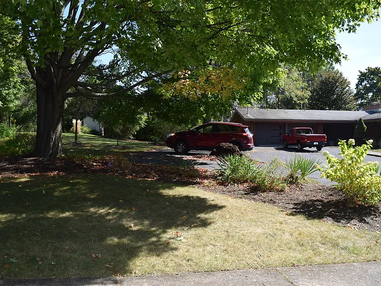 301 Homan Ave — Photo 8