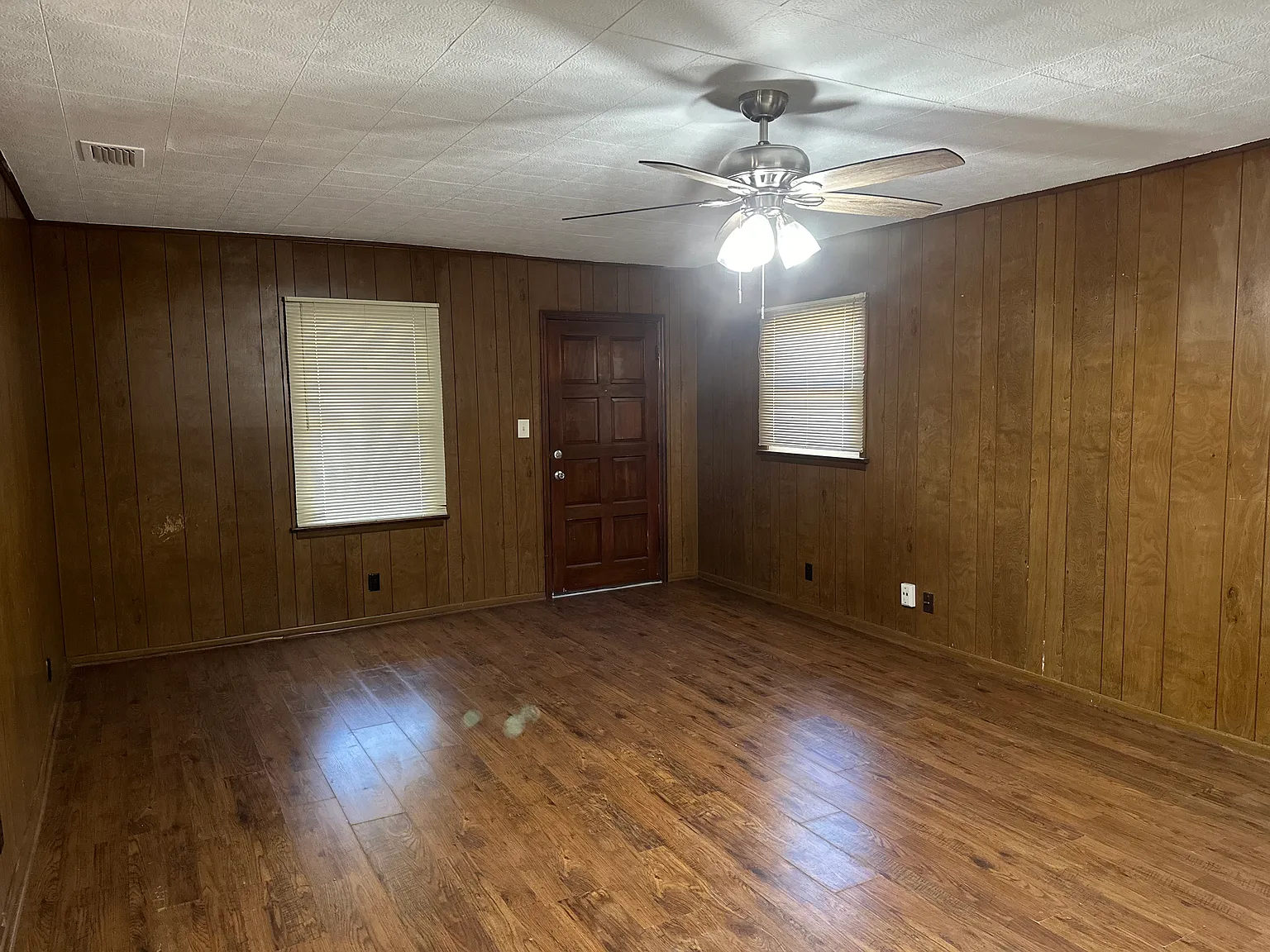 3 bed, 1.5 bath, 1689 sqft, $1,500 — Photo 2