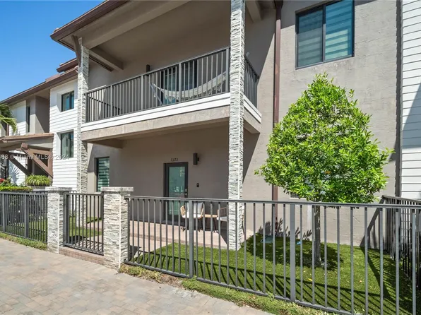 8373 NW 49th St, Doral, FL 33166