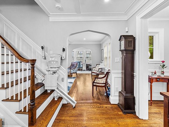 5th image of 732 W Roxbury Pkwy