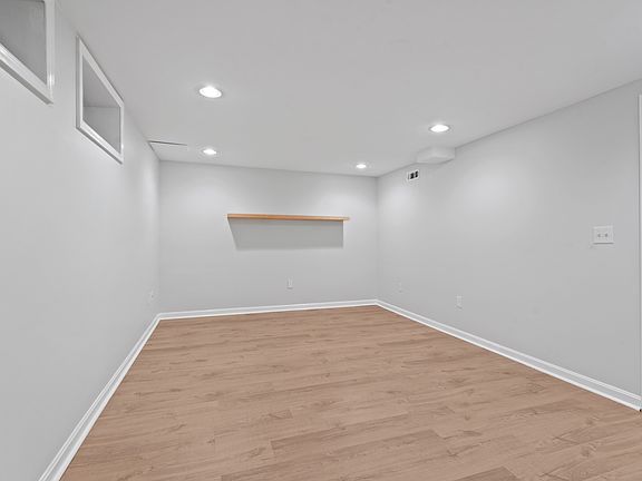 4th image of 20 White Pine Ct #1