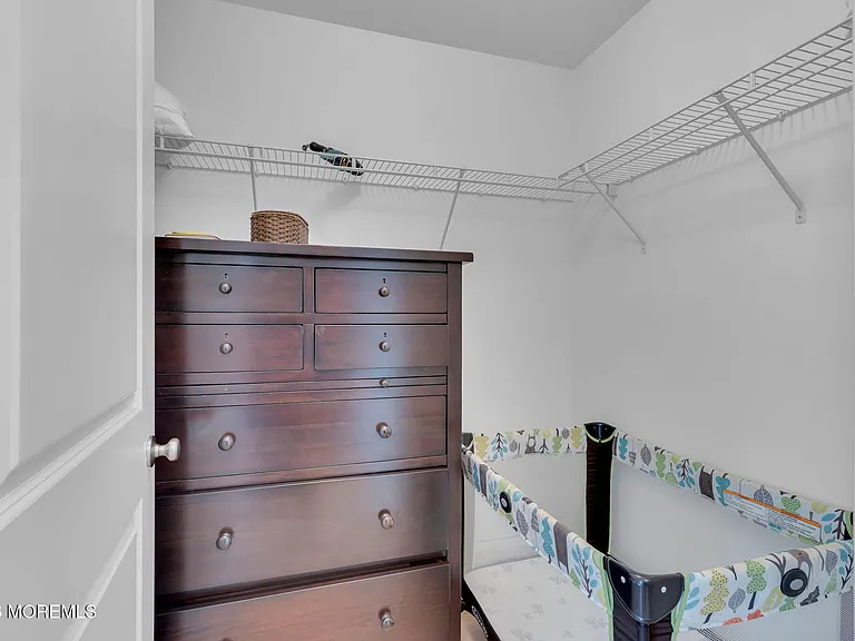 112 Sylvania Ave — Photo 40