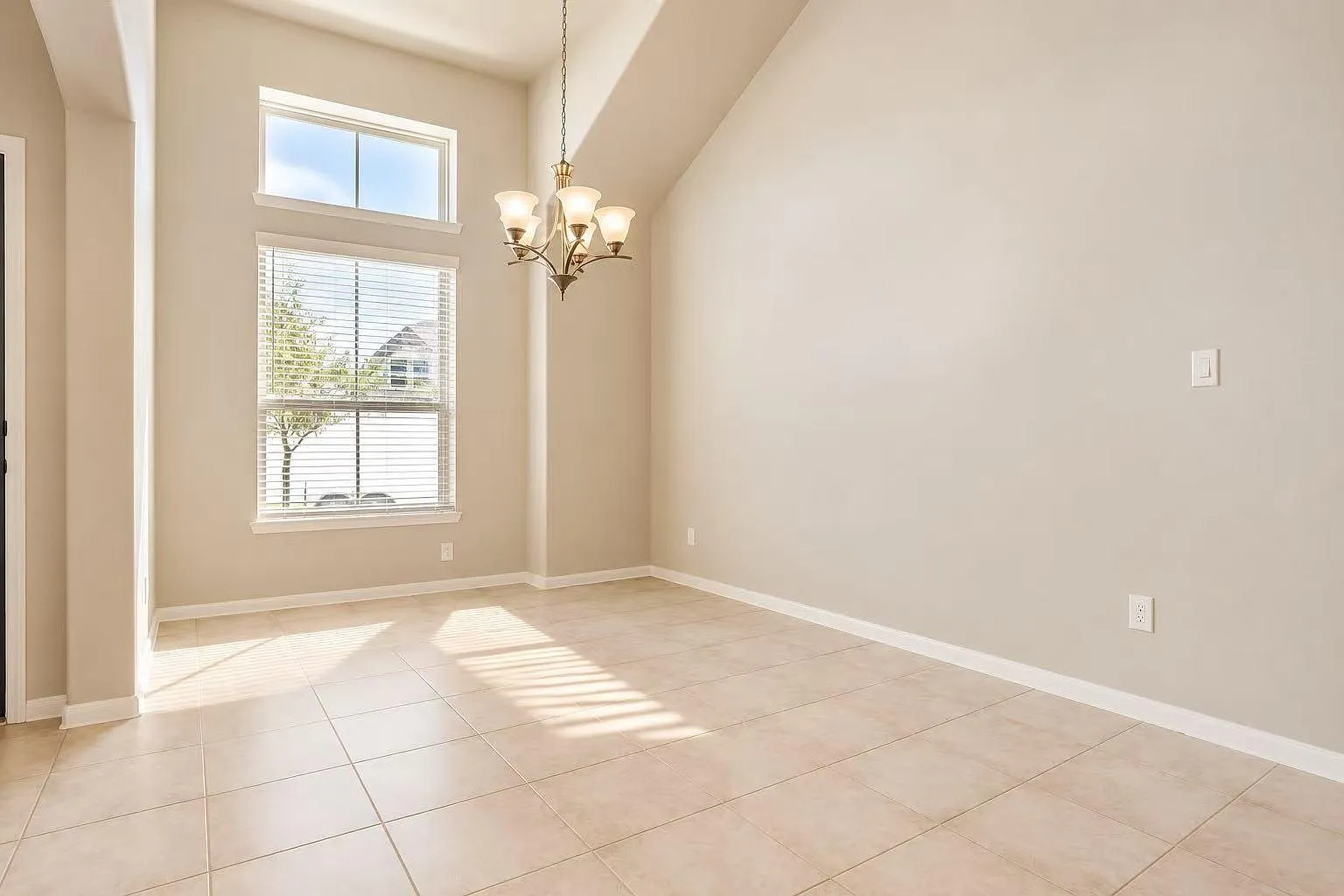 4 bed, 2.0 bath, 1854 sqft, $2,295 — Photo 4