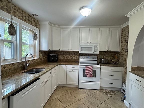 4th image of 128 Groton Rd #1