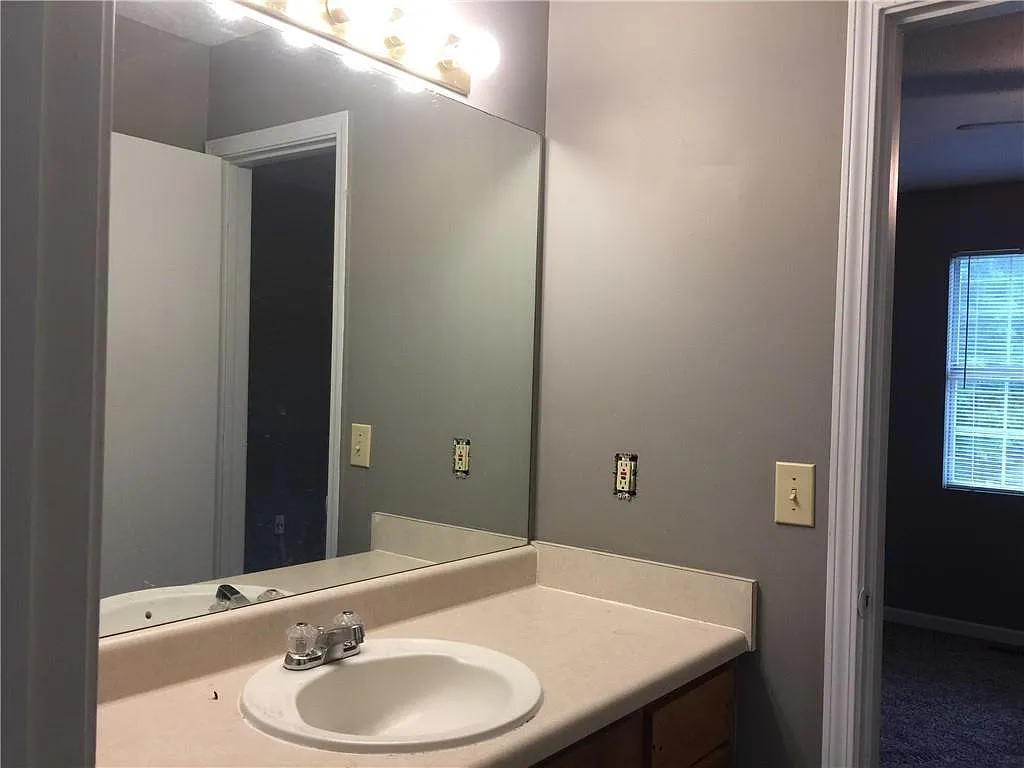 2 bed, 1.5 bath, 1008 sqft, $1,295 — Photo 2