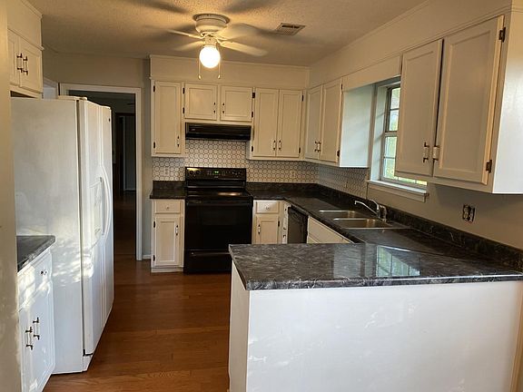 3rd image of 937 Maplewood Dr