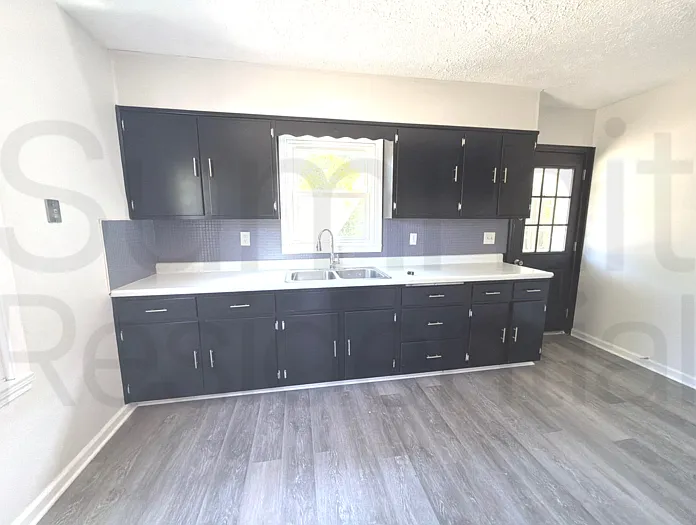 3 bed, 1.0 bath, 1165 sqft, $1,295 — Photo 1