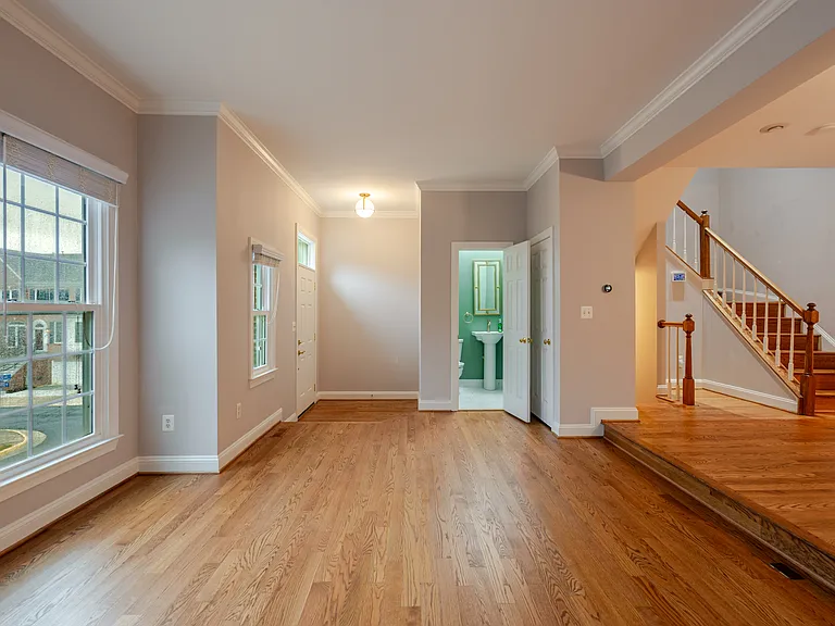 2714 Earls Ct — Photo 4