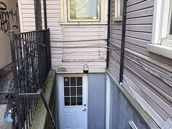 5th image of 124 Baldwin St