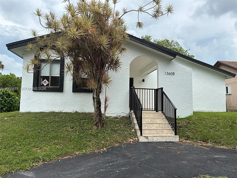 13608 SW 286th Ter — Photo 1