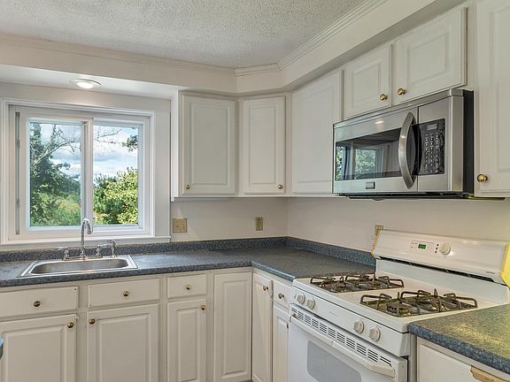 2nd image of 470 Banfield Road