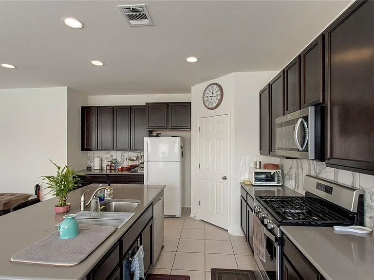 9109 Garnet Dr — Photo 12