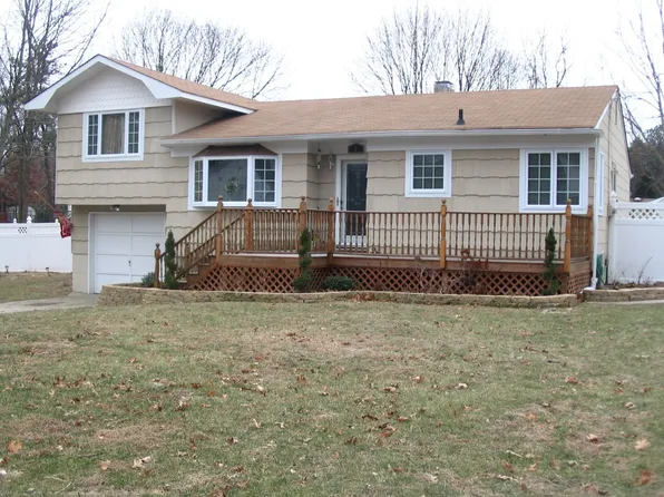 2 Albright Rd, Coram, NY 11727