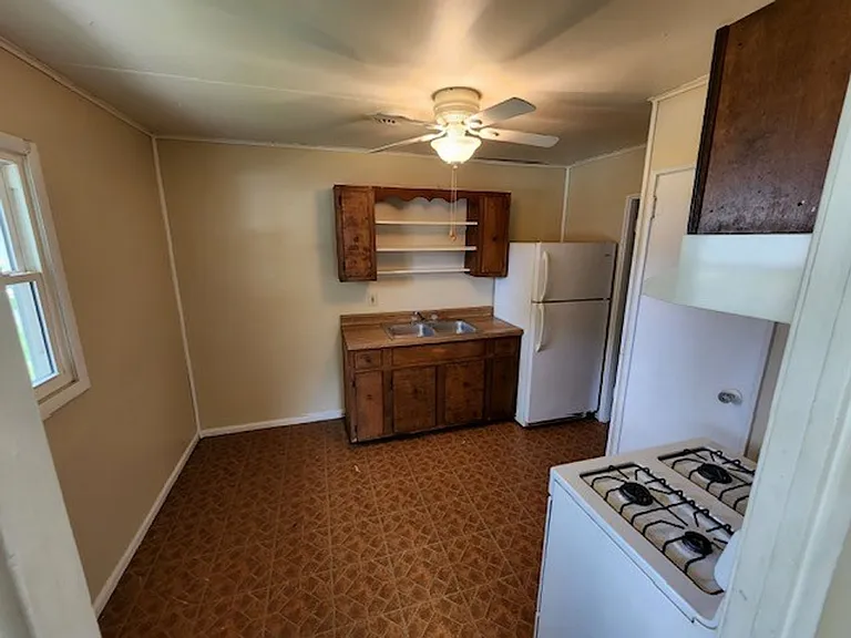 1088 Eastview Dr — Photo 3