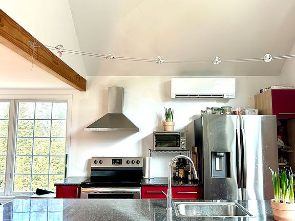 Full kitchen with newer appliances.