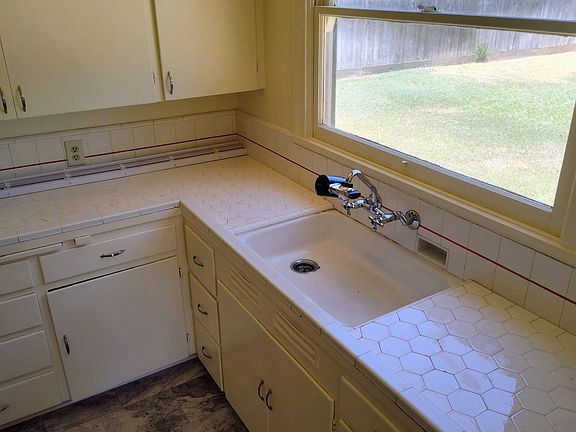 5th image of 1312 W Myrtle Avenue