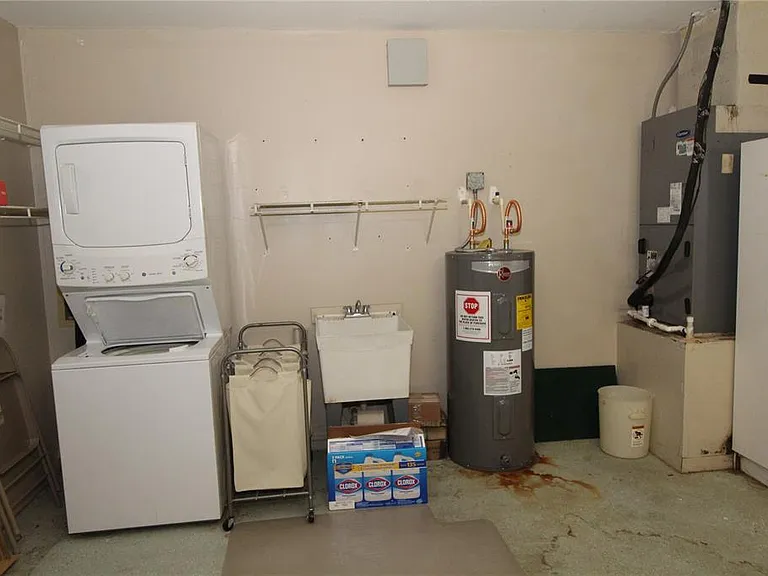 301 Bryce Ct — Photo 32