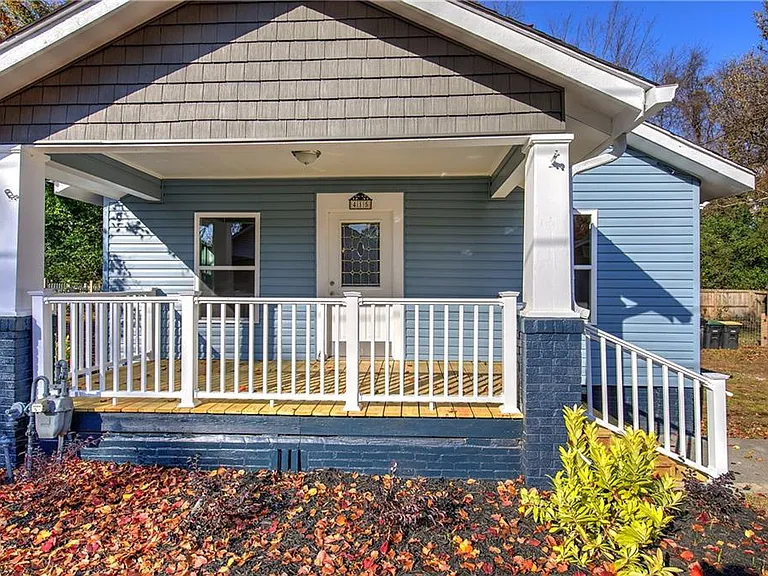 415 E 10th St SE — Photo 5