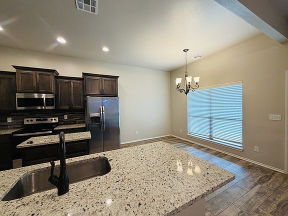 3rd image of 465 Maple Dr