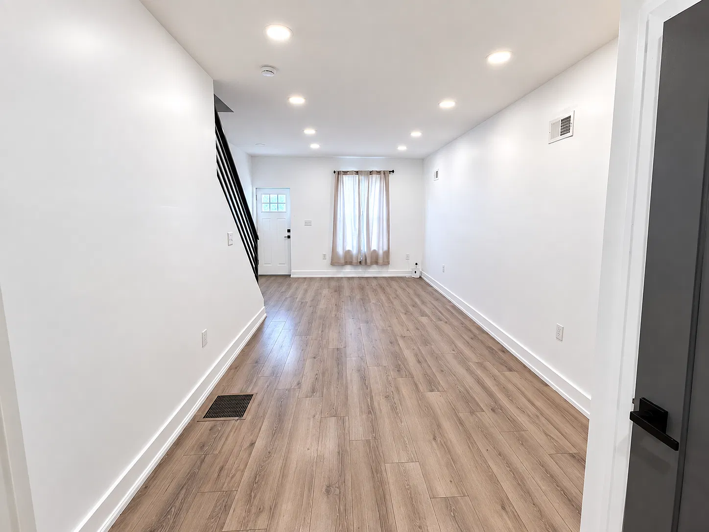 3 bed, 1.5 bath, 918 sqft, $2,400 — Photo 2