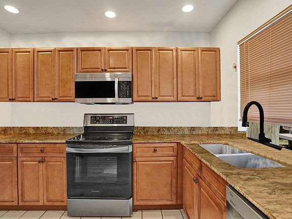 3rd image of 811 NW 43rd Avenue