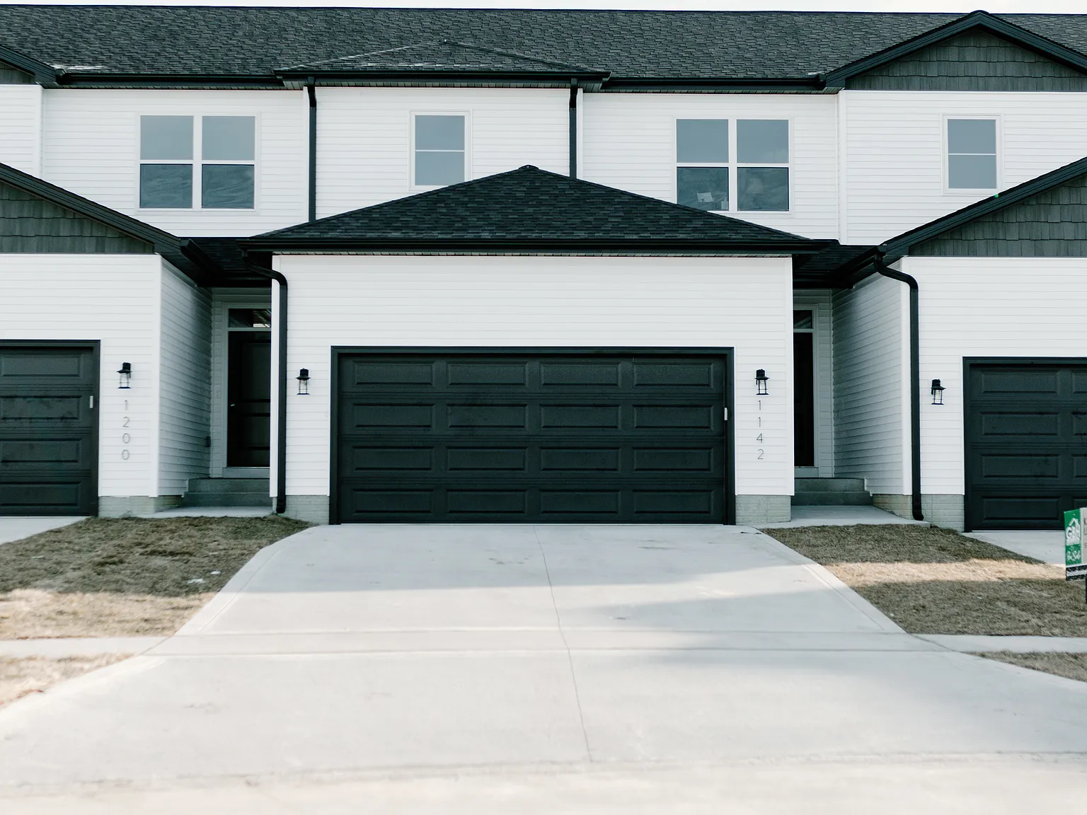 3 bed, 2.5 bath, 1647 sqft, $2,100 — Photo 1