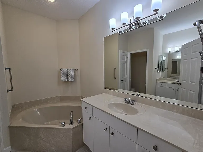 1463 SE Tidewater Pl — Photo 18